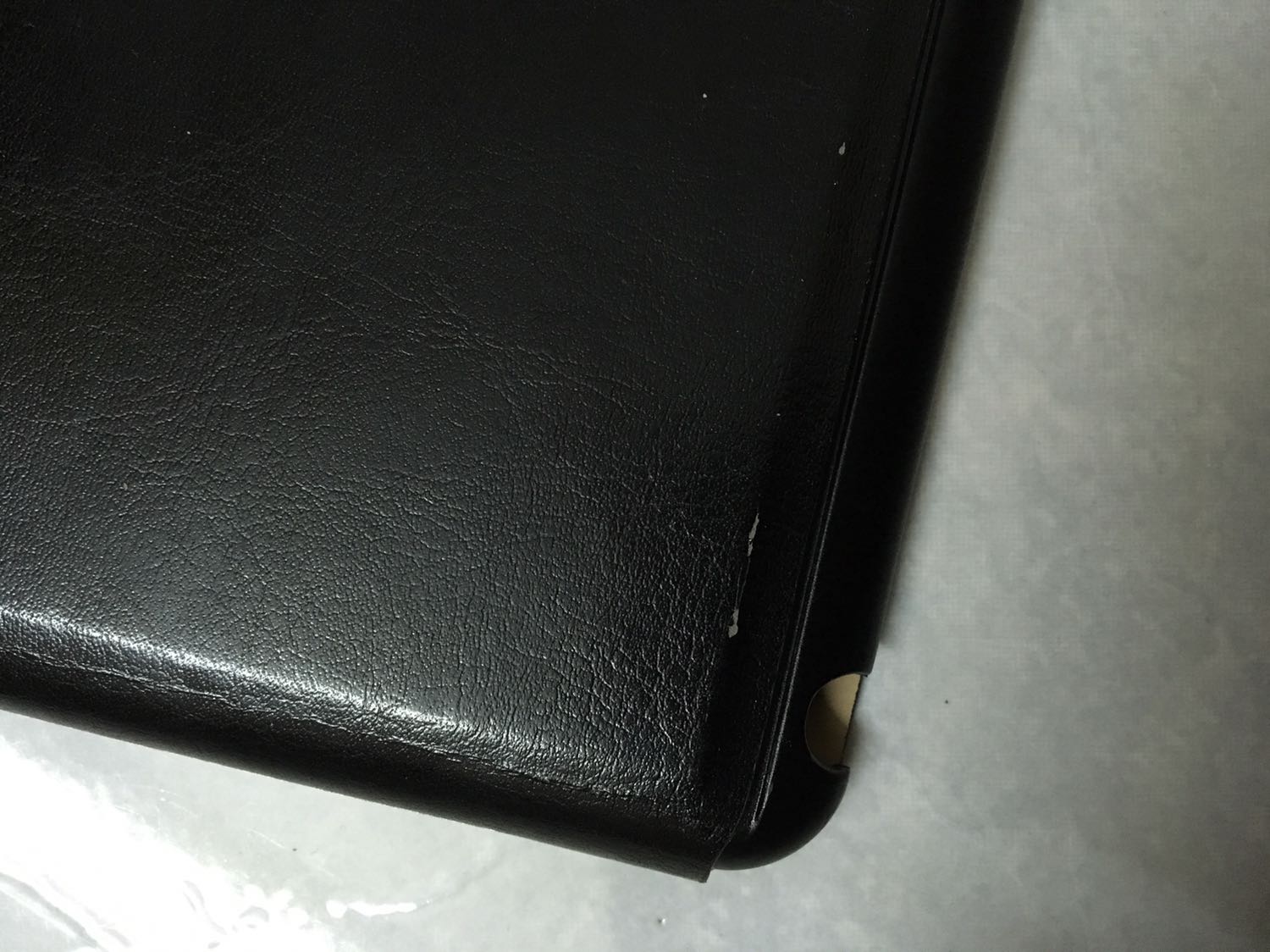 Bao da mới mua, đã bị tróc da. Mình có thể đổi trả hàng lại ko?