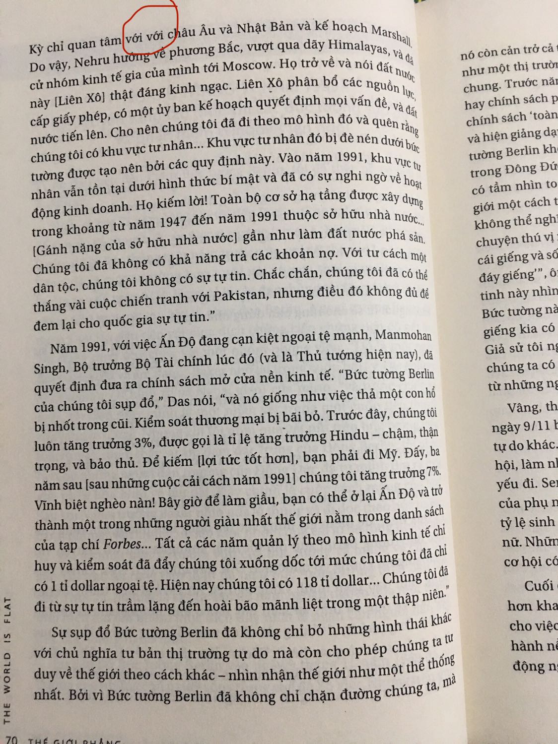 Sách được tác giả update vào năm 2007 nhưng nếu đọc ngay thời điểm đó có lẽ mình đã không hiểu được nhiều. Phải đến bây giờ khi những vấn đề về công nghệ nêu trong sách đã phổ biến ở VN thì sách mới dễ đọc.
Một cuốn sách tuyệt vời, đọc để có cái nhìn rõ hơn về hiện tại và tương lai của chính bản thân mỗi người sẽ ra sao khi thế giới tiến lên thời đại 5.0, 6.0.... chứ không chỉ dừng lại ở 3.0 như trong sách.
Điểm trừ duy nhất là còn nhiều lỗi biên tập, 1 vấn đề muôn thuở của nxb Trẻ. Hơi buồn.