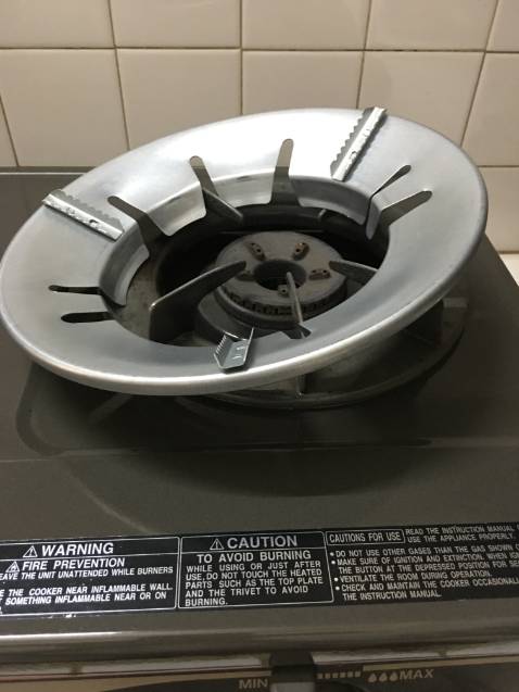 Sản phẩm chắc chắn , cửa hàng chu đáo tặng thêm khăn lau cho bếp . Có điều , mình xoay đủ cách vẫn không tào nào đặt vừa vào bếp ! Đành mua để đó vậy !!!