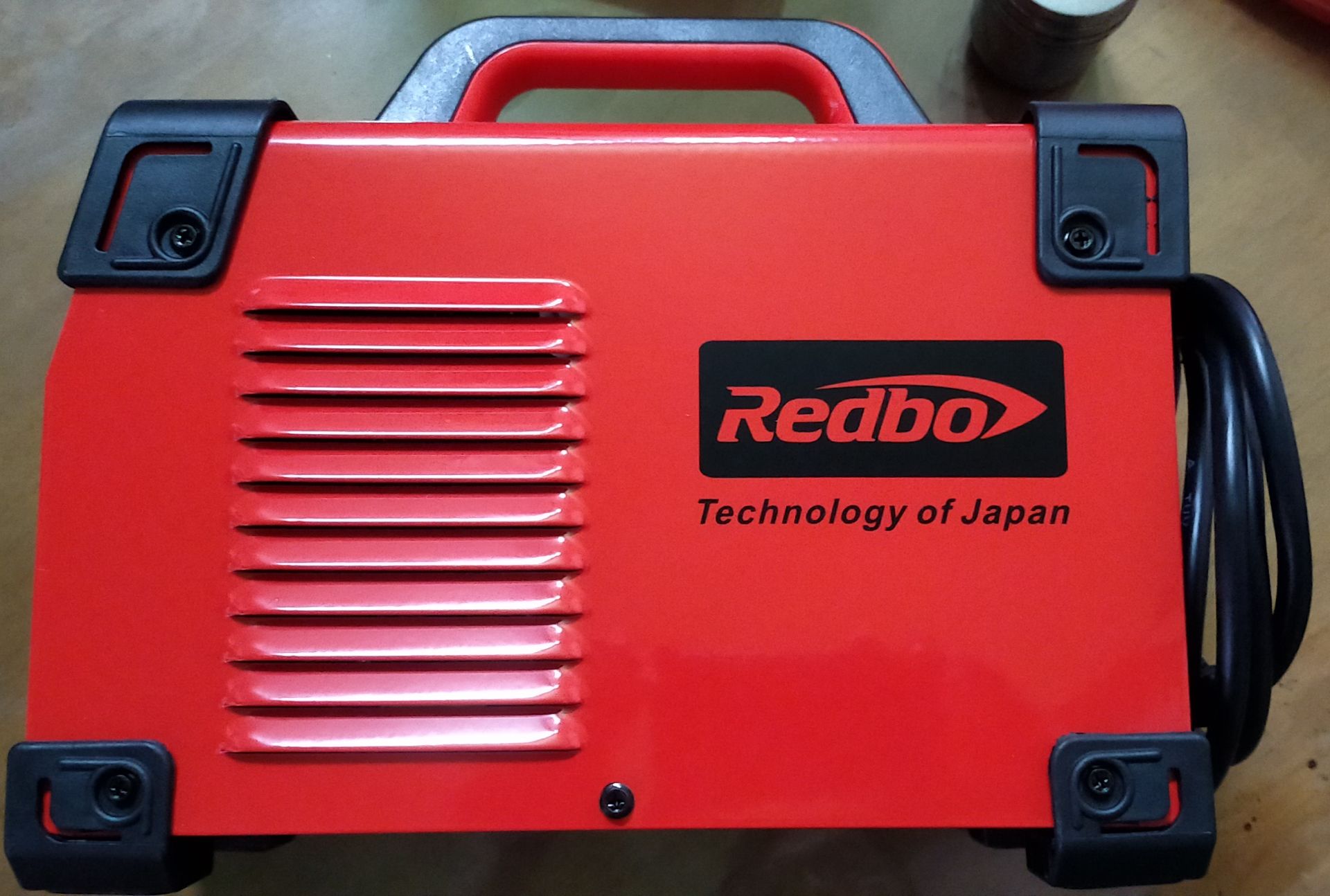 Máy tốt, hàn que 3.2 cả ngày không vấn đề, mẫu mã đẹp, cầm khá chắc tay. Hàng chính hãng, có tem nhãn đầy đủ