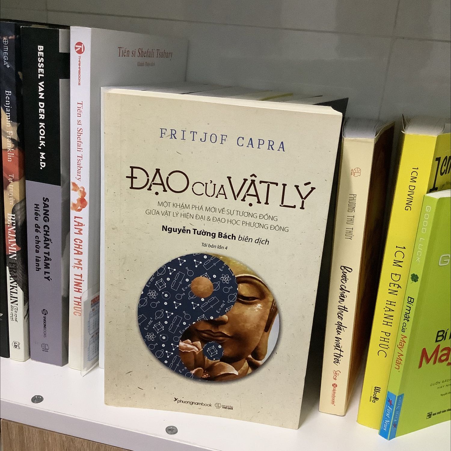 Sách tuy đã phát hành hơn 50 năm trước nhưng những kiến thức vẫn chính xác và ngày càng được các nhà khoa học ngày nay tìm hiểu và có rất nhiều nghiên cứu về sự liên quan giữa 2 lĩnh vực khoa học và tâm linh. Sách có những đoạn chuyên về kiến thức chuyên sâu nên nếu không có nền tảng vật lý như mình thì đọc hơi ngán và phải lướt. Nhưng tựu chung sách rất hữu ít cho những ai muốn mở rộng kiến thức.