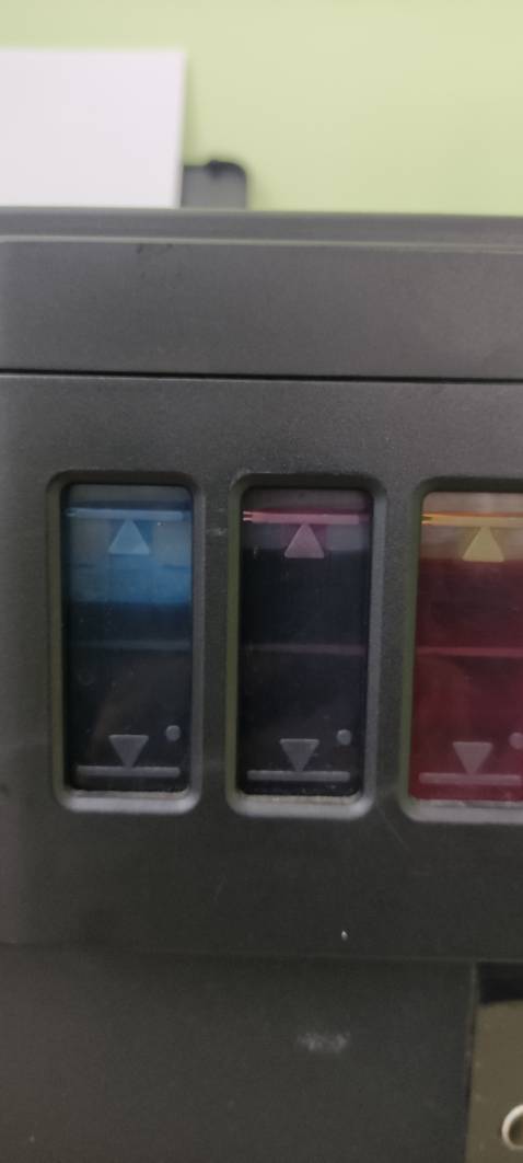 Màu in ổn. Tuy nhiên màu xanh đã bị mở niêm phong, và đã có sử dụng. Cố gắng kiểm tra hàng trước khi giao cho khách nhé nhà bán.