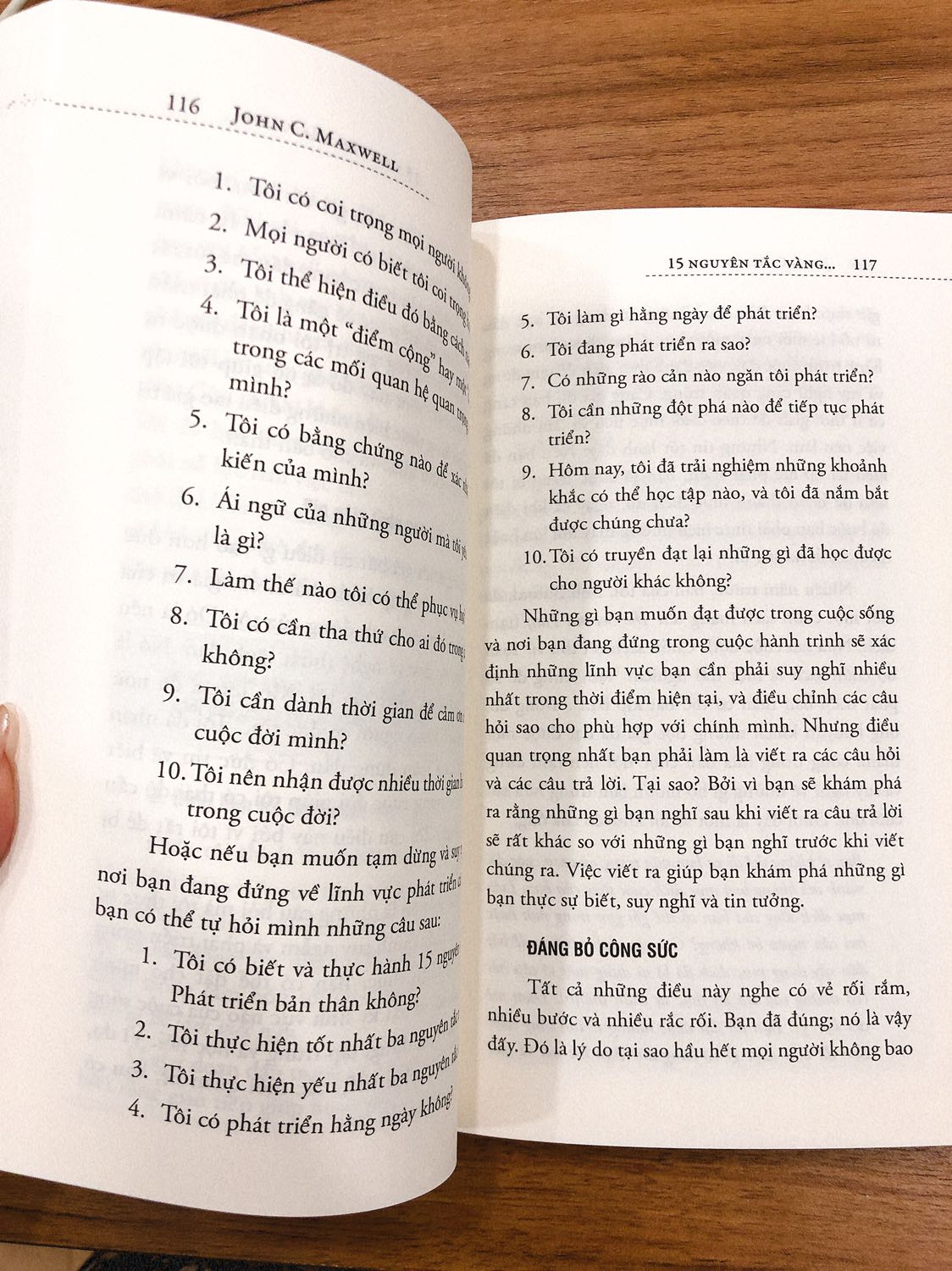 Cuốn sách rất là hay, highly recommended. Nhưng quan trọng vẫn là hiểu rồi, có kiên trì thực hiện những nguyên tắc trong sách vào cuộc sống hay không. 

Tiki vẫn giao nhanh và đóng gói cẩn thận như thường lệ.

Có 1 điều mình muốn góp ý cho Tiki, Tiki có thể tích hợp chức năng chọn những món hàng nào muốn mua trước trong giỏ hàng được không, như vậy thân thiện với người dùng hơn nhiều. Nhiều lúc khách hàng chỉ muốn mua 1 vài món, vậy lại phải xoá hoặc bỏ những món còn lại vào mua sau rất là mất thời gian của khách hàng.