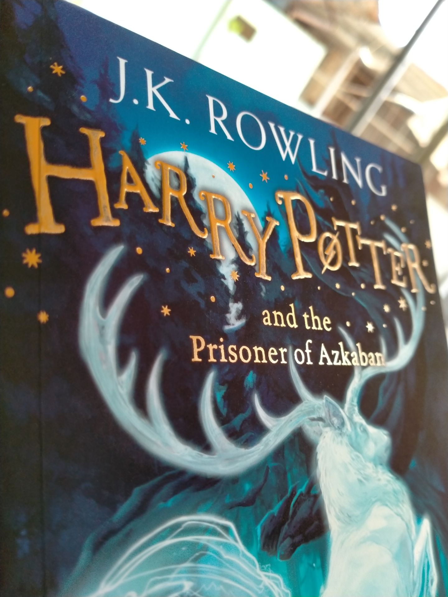 Bìa rất đẹp và các góc của sách đều không bị móp méo. Chất lượng giấy cũng tốt.