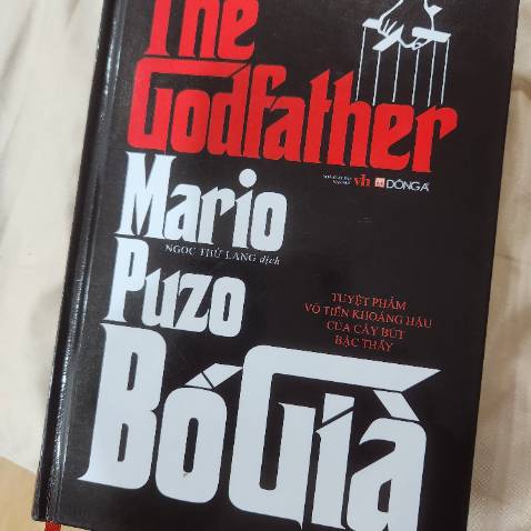 Bìa cứng, có chút màu sắc cổ điển nhưng rất rất đẹp, mình đọc khoảng 100 trang rồi nhưng nói thật là chưa thấm được văn phong của dịch giả cho lắm mặc dù biết đây là một bản dịch kinh điển. Với mình thì văn phong chưa đủ tăm tối, và hơi Việt Nam quá, cụ thể là miền Nam ngày xưa. Đôi khi có cảm giác mình đang đọc sách về xã hội đen ở Sài Gòn ngày xưa 😅