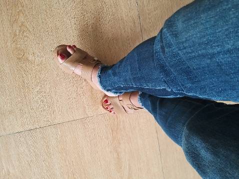 Dép chắc chắn, đường may sắc sảo. Rất đẹp các bann. Nên mua.