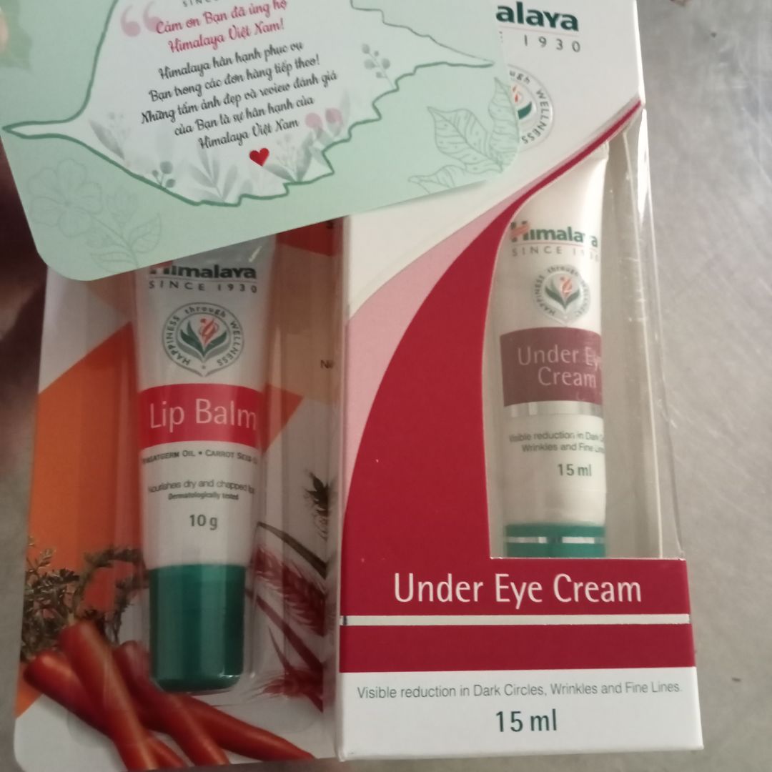 Giao hàng nhanh. Giá tốt. Shop đóng gói cẩn thận, chắc chắn. Cả 2sp đều nguyên vẹn và màu rất ưng luôn. Kem mắt có mùi nhẹ, mình chưa dùng nhưng nhìn bên ngoài khá hài lòng.
Có lẽ đây là đơn hàng đầu tiên mà mình mãn nguyện đến vậy và cũng rất mong sau này có trải nghiệm tuyệt vời từ cả shop và tiki như hôm nay.
Cảm ơn shop nhiều ạ. 💗💗