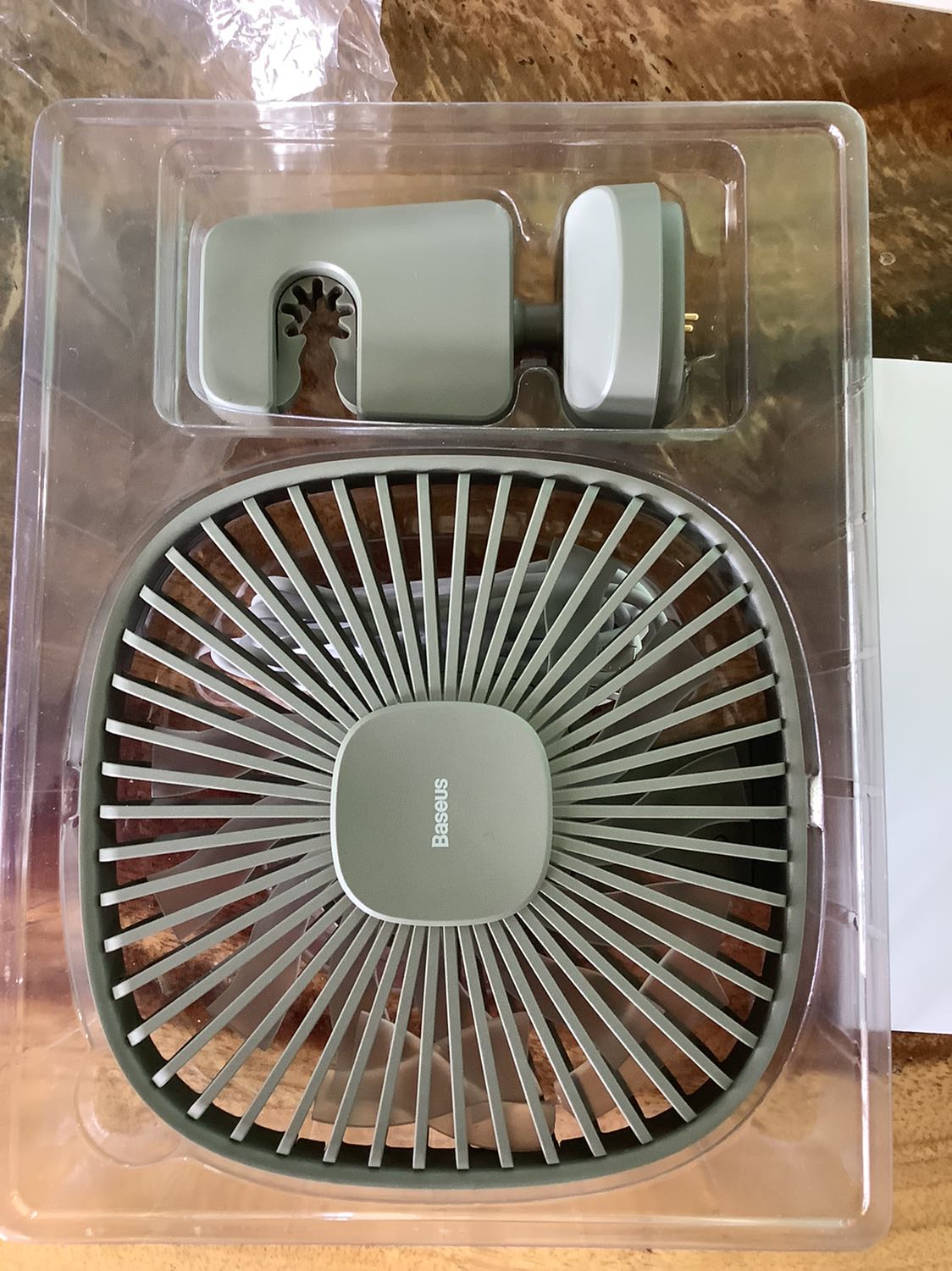 Giao hàng bị lỗi. Cánh quạt bị gãy trước khi sử dụng. Xin đổi sản phẩm thì bảo chỉ được đổi sản phẩm trong vòng 7 ngày kể từ khi nhận hàng. Đúng, nhưng tôi thanh toán chuyển khoản qua ngân hàng. Nhờ nhân viên vận chuyển giữ giùm hàng khoảng 3 ngày và nhận hàng tại Vũng Tàu (*** số của bạn shipper). Sau đó lên Đức Trọng kiểm tra thì thấy sản phẩm bị lỗi. Trong vòng 48h kể từ khi nhận hàng, thông báo cho tổng đài thì nhân viên tư vấn hứa xác minh với bên vận chuyển để giải quyết sau đó im lặng luôn. Làm ăn sống nhăn.