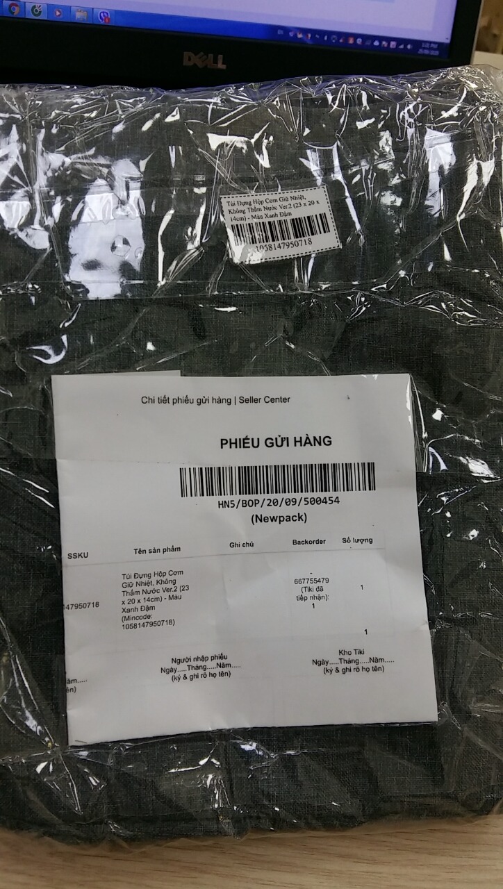 Mình đặt hộp đựng cơm màu xanh đậm (tem dán cũng ghi rõ màu xanh đậm), mà giao nhầm màu xám. Tiki vui lòng đổi lại nhé. Cảm ơn!.