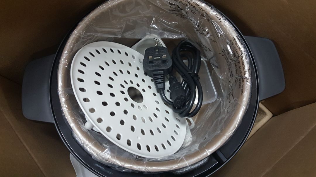 Giao hàng nhanh. Điện máy vàng đóng gói kỹ và cẩn thận hơn là tiki trading (so với chiếc air fryer trước mua của tiki trading nhé ^^). Hàng đủ phụ kiện, lưu ý giắc cắm 3 chân nên bạn nào mua nhớ thêm cổng chuyển đổi sang 2 chân nhé. Hàng nhập khẩu nên toàn tiếng Anh. Bạn nào tính mua cho bố mẹ lớn tuổi dùng thì nên mua hàng hãng, phím bấm chức năng và hướng dẫn sử dụng là tiếng Việt. Phiếu bảo hành đi kèm ghi bảo hành 2 năm tại Điện máy vàng.