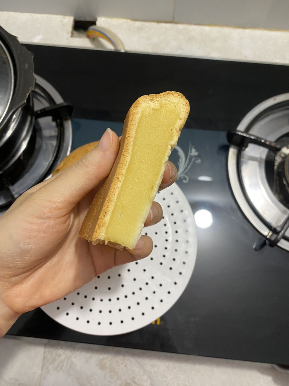 Nồi đẹp nấu cơm, nấu cháo, nấu gạo lứt oki ko chê đc. Nhưng riêng chức năng làm bánh bông lan thì ko used đc, tui đã thử công thức và cách làm đó với lò nướng thì bánh oki mà cho vô nồi cơm điện dù chế độ banking hay Cook hay quick cook đều fail hết, bánh ko thể nở đc. Nướng bánh mỳ và ủ bột thì oki, tôi đang thắc mắc sao nướng bông lan ko được! Nồi mới mua nên cũng hơi buồn chút, mong tiki giải đáp giúp tôi. Về hình thức nồi thì oki đẹp và chỗ cắm điện chắc chắn chứ ko như mn phàn nàn là lỏng lẻo! Nồi này mà nướng bánh bông lan oki nữa thì hoàn hảo ấy, chắc là nồi bị lỗi rồi :( Nồi đẹp nấu cơm, nấu cháo, nấu gạo lứt oki ko chê đc. Nhưng riêng chức năng làm bánh bông lan thì ko used đc, tui đã thử công thức và cách làm đó với lò nướng thì bánh oki mà cho vô nồi cơm điện dù chế độ banking hay Cook hay quick cook đều fail hết, bánh ko thể nở đc. Nướng bánh mỳ và ủ bột thì oki, tôi đang thắc mắc sao nướng bông lan ko được! Nồi mới mua nên cũng hơi buồn chút, mong tiki giải đáp giúp tôi. Về hình thức nồi thì oki đẹp và chỗ cắm điện chắc chắn chứ ko như mn phàn nàn là lỏng lẻo! Nồi này mà nướng bánh bông lan oki nữa thì hoàn hảo ấy, chắc là nồi bị lỗi rồi :(