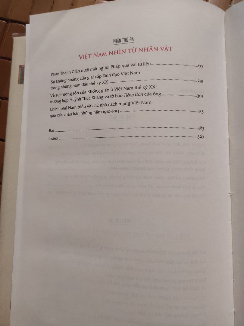 Sách là tập hợp những bài nghiên cứu của GS Nguyễn Thế Anh, là tác giả của nhiều tác phẩm nghiên cứu Lịch sử Việt Nam. Nội dung chuyên sâu nên khá kén người đọc, nhưng sẽ cho ta lĩnh hội nhiều tư liệu cũng như cách tiếp cận khác về lịch sử Việt Nam.