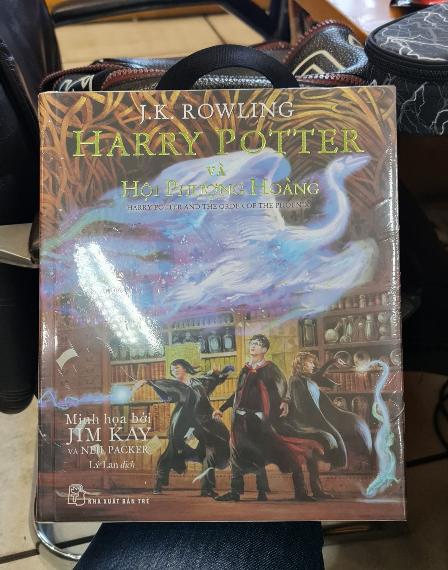 Wow sau bao ngày đợi mong rồi cũng nhận được em nó!!!Phải chờ dịp mới rước. TIKI ship nhanh 2h nên bọc gói bình thường, quan trọng là nhanh.
Đây là cuốn sách nguy hiểm nhất khi nằm đọc. Với trọng lượng 3,5kg, bạn cânt 1 đôi tay cực khỏe và tinh thần minh mẫn. Chỉ 1 chút sơ sẩy rơi vào mặt là ò e í e ngay!!Hãy nhớ lấy lời tôi!!!