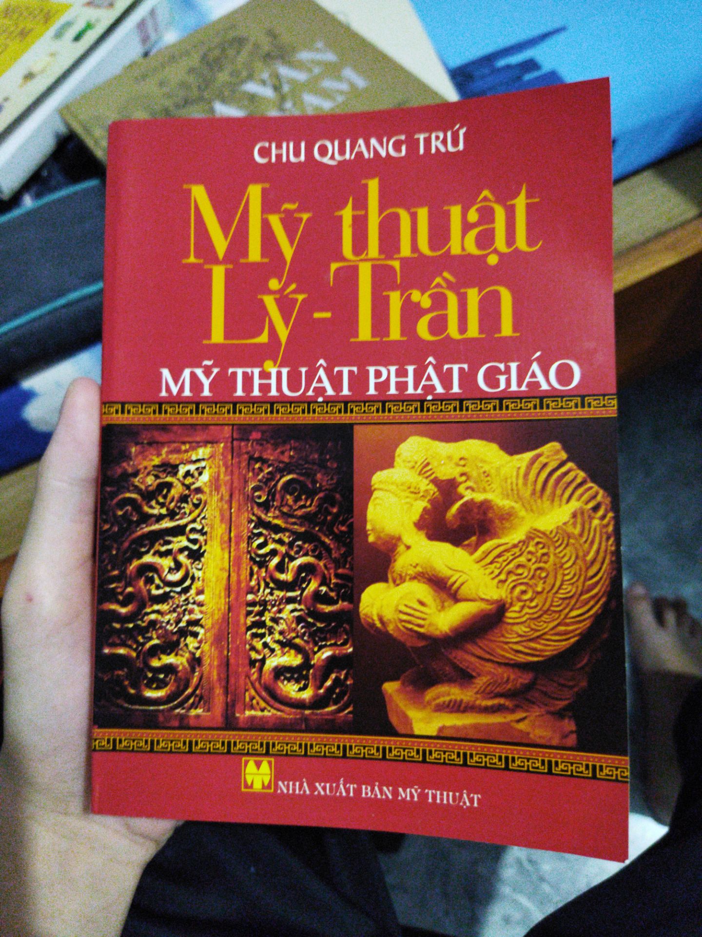 Sách toàn là chữ chứ không có hình minh họa kèm theo mà chỉ có vài trang màu ở giữa, nên khá khó việc tham khảo dù là sách mỹ thuật. với sách cảm giác tồn khó, mùi sách cũ khá khó chịu