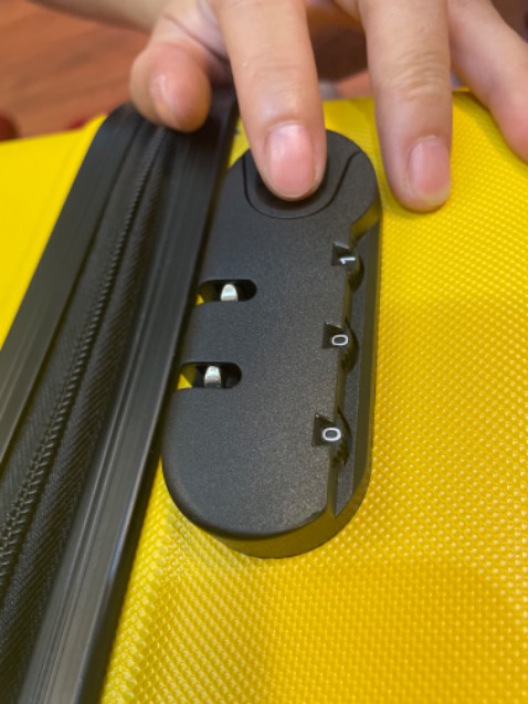 Khoá bị giắt không mở được, thiếu móc khoá. Shop hỗ trợ trả lời giúp mình