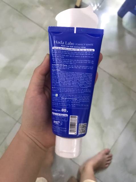 Giao hàng hơi lâu do dịch bệnh rất phức tạp (chỉ thị 16 ở TPHCM) nhưng hàng thì có vẻ rất OK. Mã QR Code ok, hàng đầy đủ seal niêm phong bên ngoài. Mình rửa mặt thử thấy ko có dị ứng hay kích ứng gì dù da mình khá nhạy cảm. Nói chung 5 sao cho shop và sản phẩm Giao hàng hơi lâu do dịch bệnh rất phức tạp (chỉ thị 16 ở TPHCM) nhưng hàng thì có vẻ rất OK. Mã QR Code ok, hàng đầy đủ seal niêm phong bên ngoài. Mình rửa mặt thử thấy ko có dị ứng hay kích ứng gì dù da mình khá nhạy cảm. Nói chung 5 sao cho shop và sản phẩm