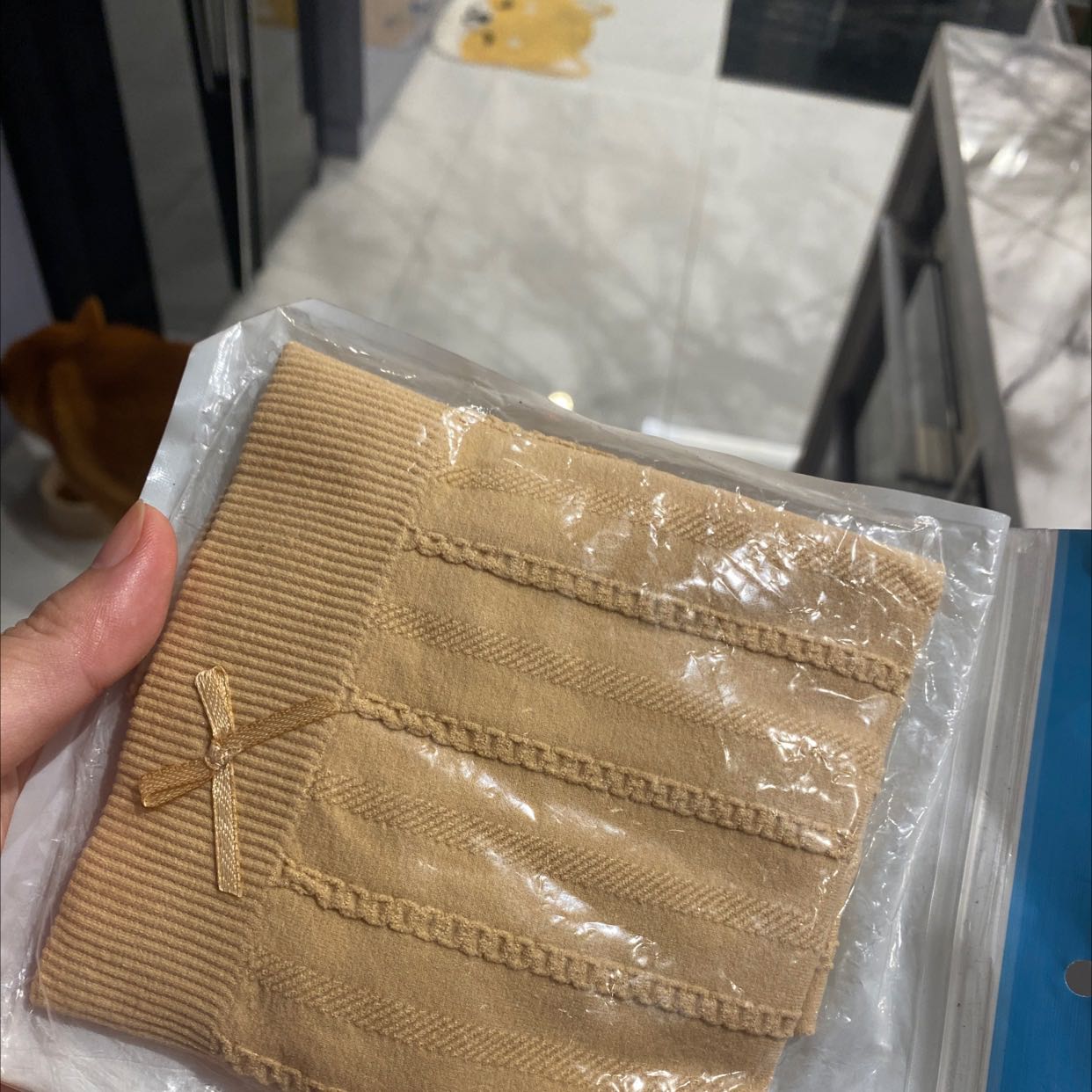 Giao nhầm và giao thiếu. Mua 5 cái mà gửi 3 cái khác mẫu tôi cần. Yêu cầu shop gửi lại đúng hàng k thì hoàn tiền, tôi trả lại sản phẩm