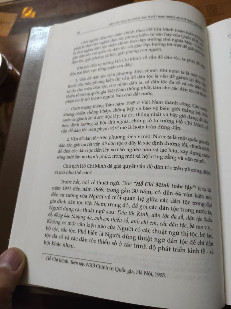 Sách bìa cứng, trình bày đẹp mắt. Thích hợp cho nghiên cứu Văn hóa học, Nhân học và Dân tộc học.