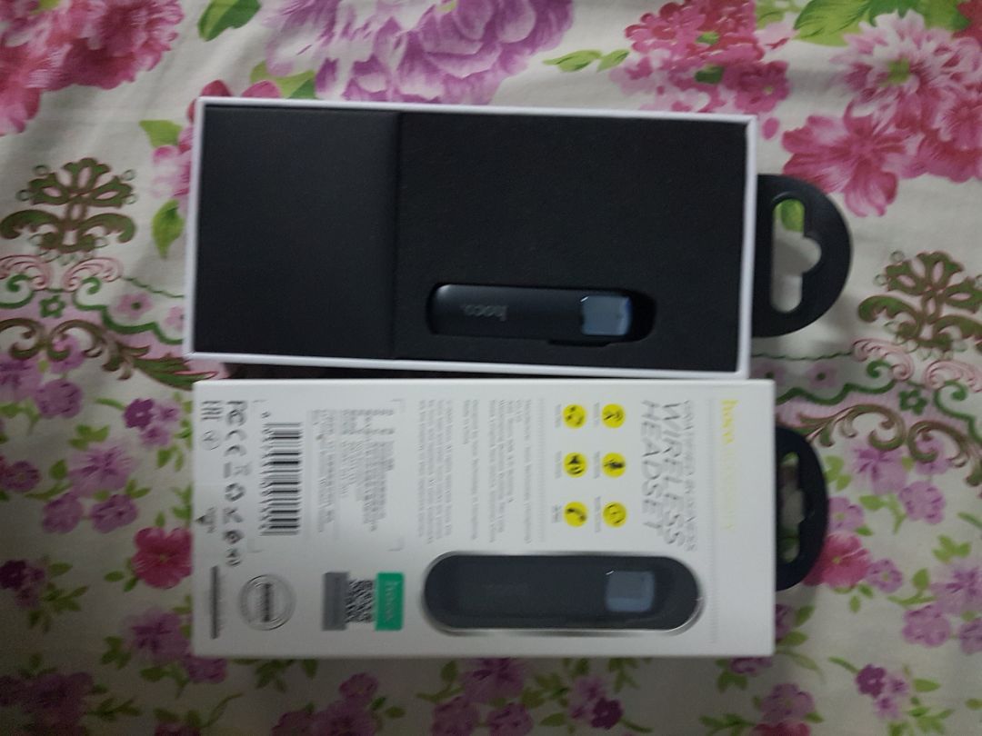 đặt shop 2 cái màu trắng mà thành 2 cái màu đen
bên ngoài gói cũng ghi màu trắng nhưng mở ra thì màu đen hết cả 2 
ko có màu trắng thì đừng có để khách chọn màu