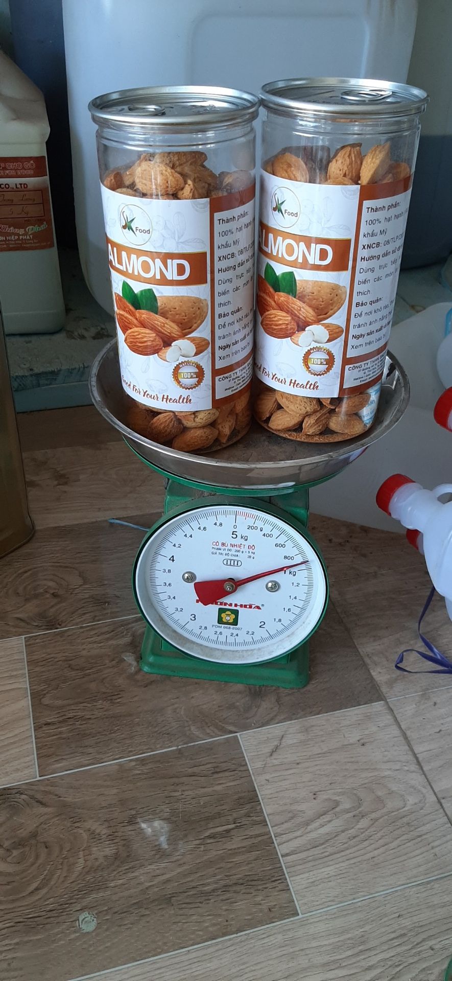 Làm ăn bố ***, lừa đảo khách hàng. 
Đăng bán thì ghi 1kg mà lúc giao lại giao hộp 450g cho khách hàng.
Hẳn là CÔNG TY TNHH SAO KHUÊ NICE.
Luôn nhé, cty mà làm ăn còn lừa dối sao khá lên nổi. 
tẩy chay vì sự lừa dối khách hàng.
Bữa trước khi đặt hàng xong, vài ngày vào thì thấy có bình luận bảo hộp 450g nên lúc giao mình khui ra cân luôn. thì đúng 450g thật. nghĩ chú giao hàng thấy thương nên nhận chứ ko là ko muốn lấy rồi. 
chẳng nhẽ bom hàng.
mà cái này có bom cũng đúng đó.
các bạn cẩn thận đặt hàng chỗ này nhé