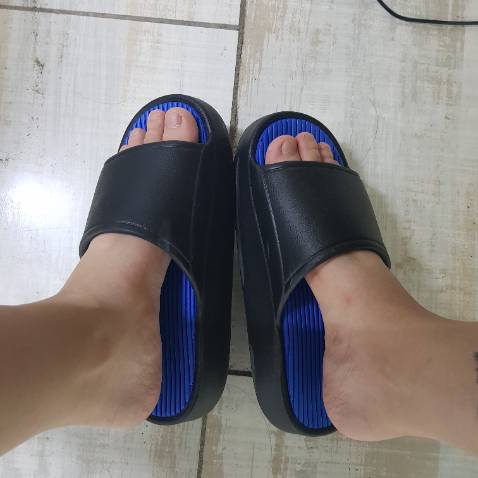 Dép đi rất thích, rất nhẹ, đi trên nền đá hoa nhưng không bị trơn trượt, lực ma sát khá tốt. Kiểu dáng dễ thương, màu cũng rất ưng.
