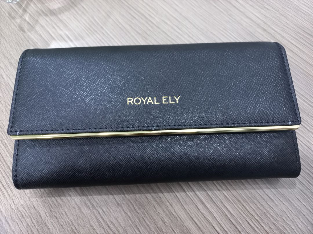 Mẫu mã nhìn chung ok,nhìn cũng sang nhưng da rất cứng, nút bấm rất cứng. ít sử dụng ok nhưng sử dụng liên tục như mình thì thấy bất tiện lắm. mình đang xài cái Idigo rất ok da mềm mại mỗi tội dây kéo dễ bị hư Mẫu mã nhìn chung ok,nhìn cũng sang nhưng da rất cứng, nút bấm rất cứng. ít sử dụng ok nhưng sử dụng liên tục như mình thì thấy bất tiện lắm. mình đang xài cái Idigo rất ok da mềm mại mỗi tội dây kéo dễ bị hư