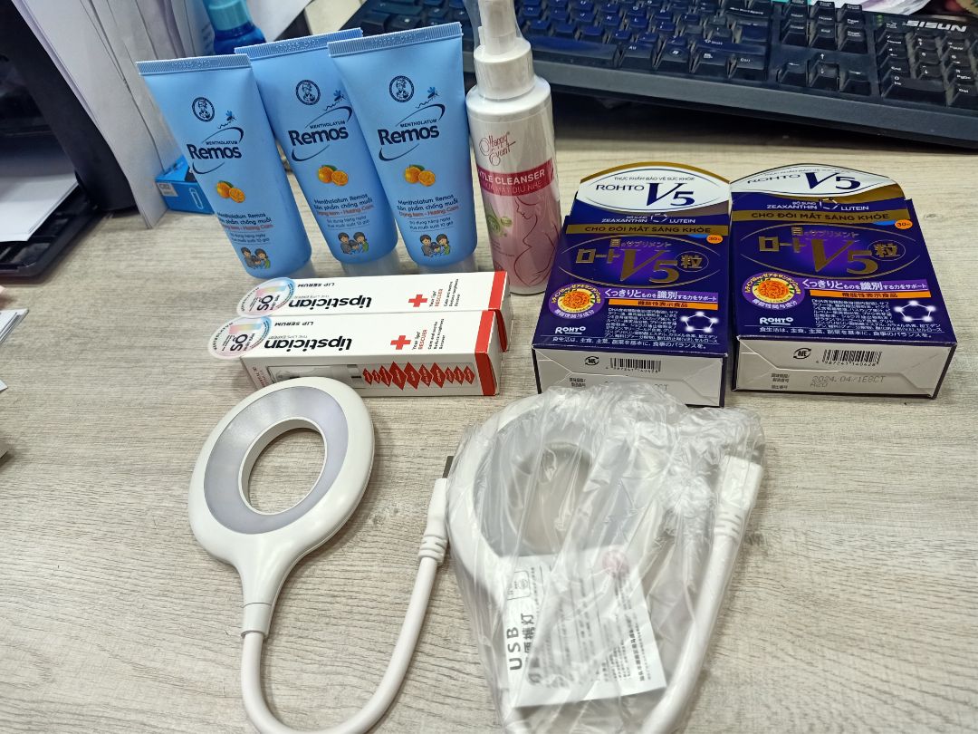 Em serum này có retinol nên trị thâm tốt, môi mềm mướt sau 1 thời gian sử dụng. Mình đã dùng 1 em, đợt này mua thêm 2 em nữa về dùng dần. Có 9g nhưng dùng không hao, mãi mới hết Em serum này có retinol nên trị thâm tốt, môi mềm mướt sau 1 thời gian sử dụng. Mình đã dùng 1 em, đợt này mua thêm 2 em nữa về dùng dần. Có 9g nhưng dùng không hao, mãi mới hết