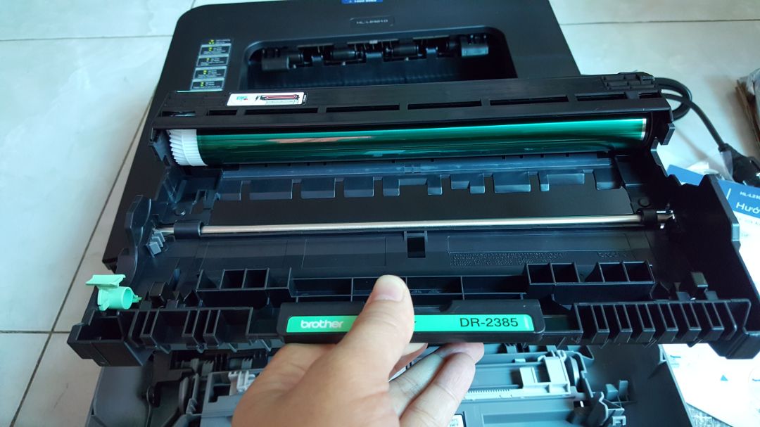 sản phẩm nguyên đai nguyên kiện, hàng chính hãng, bảo hành chính hãng 2 năm, đăng ký bảo hành online tiện lợi. Chất lượng bản in rõ nét, in nhanh, mực đẹp, in 2 mặt tuyệt vời. Có CD driver và hướng dẫn cài đặt dễ dàng. Với giá này rẻ hơn con Canon 2900 huyền thoại, mà còn in được 2 mặt. Nói chung là 99% hài lòng. còn 1 % là máy hơi to xíu. Tuy nhiên màu đen xám thì khá sạch. ok !! triệu like kkk