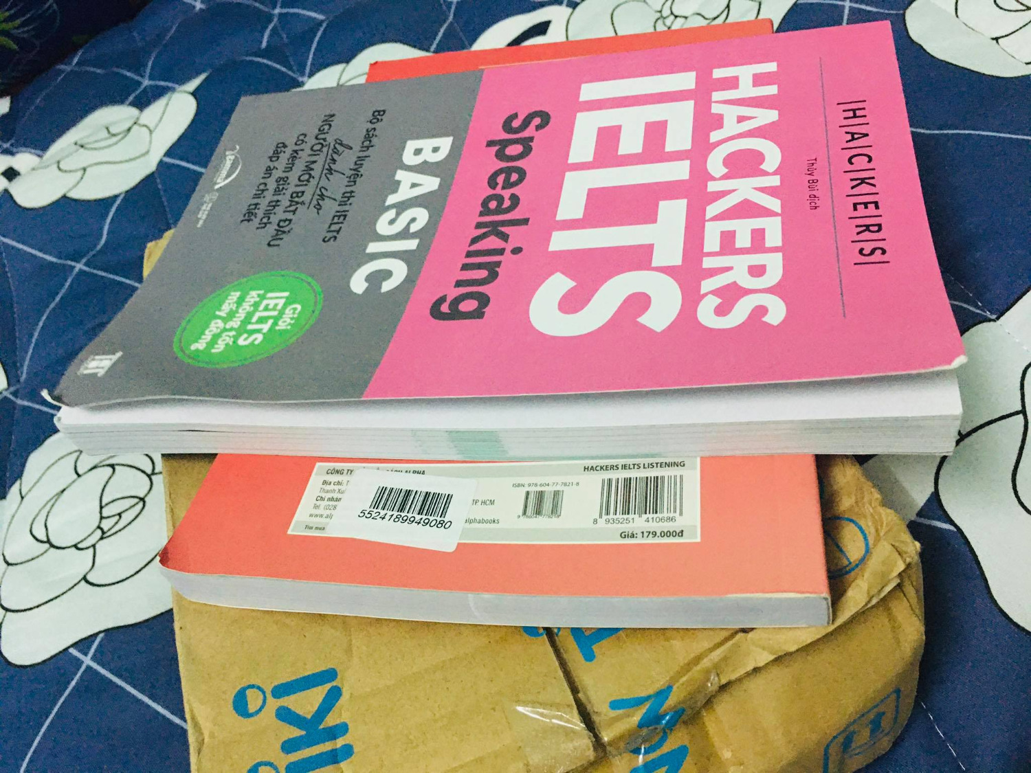 Mua 2 cuốn của bộ này mà nhận xong khá thất vọng. Hộp của Tiki thì móp méo, nhăn nheo. Sách thì 4 góc đều quăn vào, gấp khúc y như là đã dùng rồi. Thiết nghĩ mặt hàng là sách thì cần đóng gói cẩn thận, cho đăng ký dịch vụ bọc sách riêng lẻ rồi khách tự trả thêm phí cũng được ( lúc mới ra mắt Tiki thấy có dịch vụ này hay ghê mà giờ bỏ mất, bắt mua nguyên gói trong khi có dùng được bao nhiêu) chứ vài lần nhận hàng sách mà lúc thì bẩn, lúc thì nhăn nheo làm mất thiện cảm quá xá.