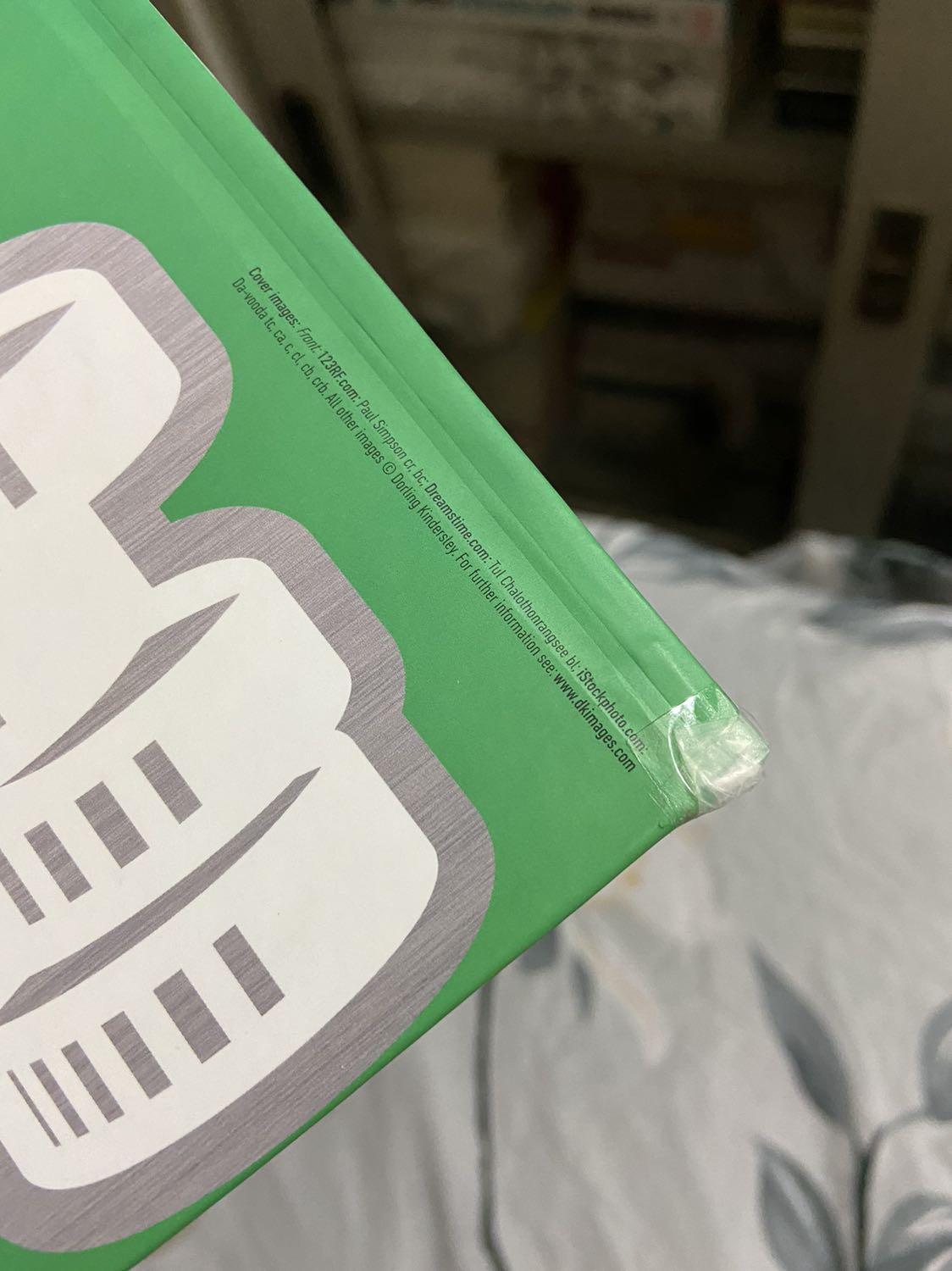 Sách giao hàng nhanh TIKINOW 2h chuẩn chỉnh thời gian rất tuyệt vời - nhưng Sách bên trong thì mới nhưng bìa bên ngoài rách phải dán băng dính như cựa gà. Mùa dịch rất ngại đổi trả sách nên đành thôi. Tạm dán băng dính để đọc cho xong. 

1 lần nữa Mong TIKI cố gắng cải thiện dịch vụ. Nếu giao hàng lỗi như thế này sẽ xảy ra đổi trả và mất thời gian cho tất cả các bên, chưa kể phát sinh chi phí thiệt hại cho chính bên TIKI và cty trong mùa dịch.

Cho 4 sao vì dịch vụ ship TIKI NOW tốt NHANH, shipper lịch sự. Bộ phận Đóng gói cho 2 sao ⭐️ ⭐️ vì quyển sách không được giao tới tay khách hàng lành lặn - đẹp đẽ,   quyển sách không được bao bọc trong hộp giấy lỏng lẻo. Mình biết dịch bệnh các bạn rất khó khăn trong đi làm, sinh hoạt, công việc và dịch vụ. Nhưng các bạn có thể làm tốt hơn nếu chịu khó chú ý và cẩn thận hơn 1 chút.

Hãy cũng nhau cố gắng vượt qua dịch bệnh khó khăn phát triển tích cực lên nhé TIKI TEAM ơi! Tôi xin phép nhận xét - góp ý để mọi người cùng nhau phát triển, cố gắng, nỗ lực tốt hơn lên nhé!

Cảm ơn vì dịch vụ của các bạn dành cho khách hàng chúng tôi dù mùa dịch bệnh khó khăn!!!