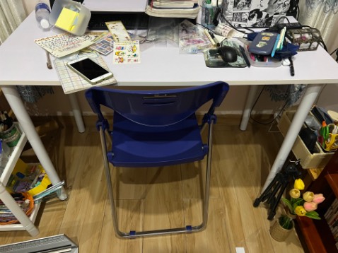 Bàn đẹp, ổn, nhưng mà mặt bàn vân gỗ chứ không phải trơn nha, với lại khi vận chuyển chỉ để trong hộp các tông thôi, không chống sốc kĩ lắm nên không tránh khỏi hư hại nha, như tróc sơn, hư góc bàn, hoặc xui nữa là lủng 1 lỗ như mình nha, cũng ko to lắm, nói chung cũng được, khá hài lòng🫶🏻