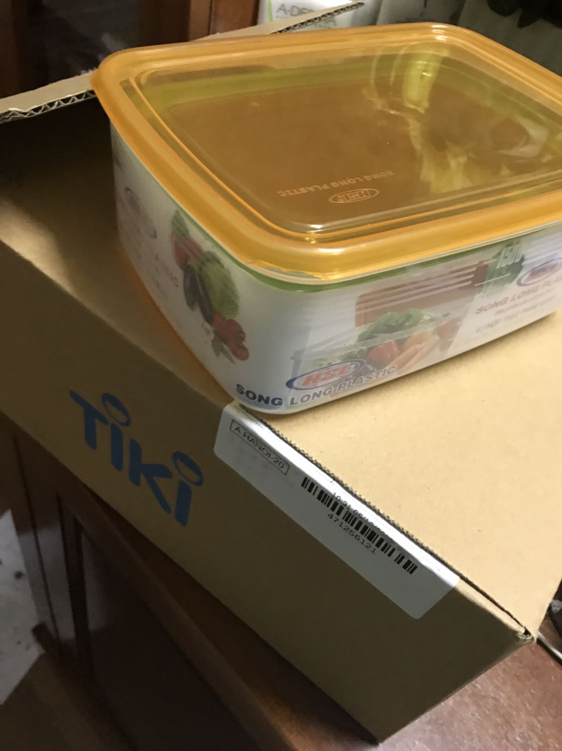 Mình mua vài lần qua tiki ko vấn đề gì. Hom qua mình mua 02 bộ này, thì trong đó có 1 bộ bị vỡ ntn. Mình cũng hơi phân vân vì trị giá nhỏ, cộng với có thể trong quá trình vận chuyển va đập bị vỡ. Nhưng thực tế mình tìm mảnh vơ ko có. Sau mình mới nghĩ là khó có thể vỡ do vận chuyển dc vì Tiki bọc và đóng gói khá kỹ, cộng thêm với ko tìm dc mảnh vỡ nào sót lại nên mình khẳng định Tiki đã đóng gói hàng vỡ cho KH. Thực sự rất thất vọng...mình thấy 1 việc nhỏ nhưng rất mất uy tín...