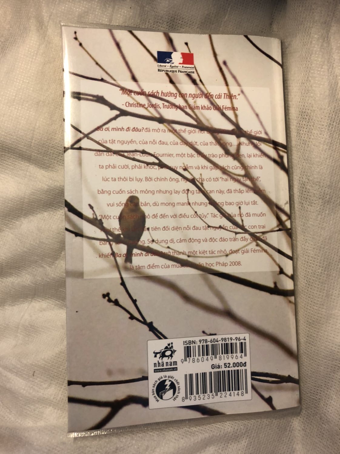 Sách giao hàng rất nhanh, có bookcare của tiki. Tóm chung về dịch vụ của tiki thì mình lúc nào cũng hài lòng
Về nội dung thì hợp với những ai thích nhẹ nhàng tình cảm, những bạn thích gay cấn hoặc phải có nội dụng rành mạch rõ ràng thì không hợp lắm. Sách là lời kể của người cha hồi tưởng về 2 đứa con trai bị tật nguyền/ thiểu năng của mình. Bản thân mình đã xem review trên youtube của 1 anh youtuber, thấy khen quyển này rất nhiều, anh ấy bảo đây là cuốn nhẹ nhàng tình cảm mà anh đọc đi đọc lại rất nhiều trong nhiều năm. Nhưng cá nhân mình đọc thì ko ấn tượng nhiều lắm, đọc xong mình ko có lưu lại cảm xúc gì nhiều. Thú thật là mình có khóc nhưng ko phải vì sách mà vì mình nhớ bố của chính mình, bố mình mất cách đây 2 năm rưỡi, hồi mình chỉ còn 3 tháng nữa là tròn 18, 4 tháng nữa thi đại học và 11 ngày nữa là Tết Nguyên đán. Đây cũng là lý do chính mà mình mua sách, review hơi dài dòng lôi thôi lạc đề rồi, vậy nhé nội dung mình để 3 sao, dịch vụ 5sao vậy chung bình là 4 nhé.