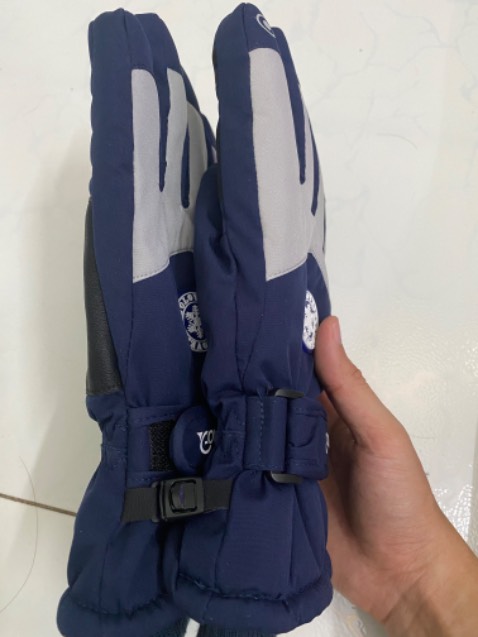 Găng tay đẹp, giống hình, rất dày và ấm, phù hợp để đi những vùng lạnh, có khoá gài 2 chiếc với nhau để tránh thất lạc. Shop hỗ trợ nhiệt tình, giải đáp mọi thắc mắc của mình, cho shop 10đ :D