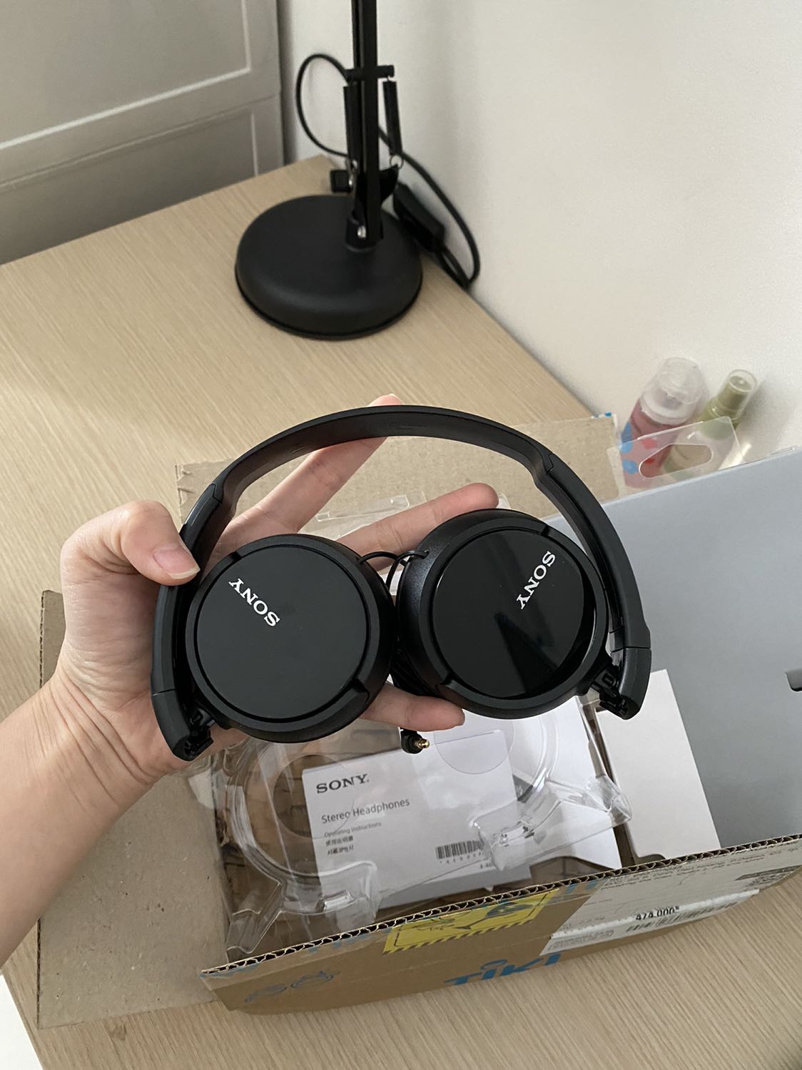 Khi mình nhận sp và trả lại Tiki bảo hành thì còn nguyên vẹn, không bị rầy xước. Đến khi mình nhận lại sp đã BH thì rầy xước như hình…mà Tiki báo với mình là sp nhận lại đã có dấu hiệu rầy xước. Trong khi hình ảnh chứng minh không rầy sước gì. Mình thấy Tiki giải quyết không đúng sự thật và ko có hình ảnh hay gì chứng mình là khi mình giao sp đã rầy. Mình thấy tiki CSKH ko tốt, ko đúng.