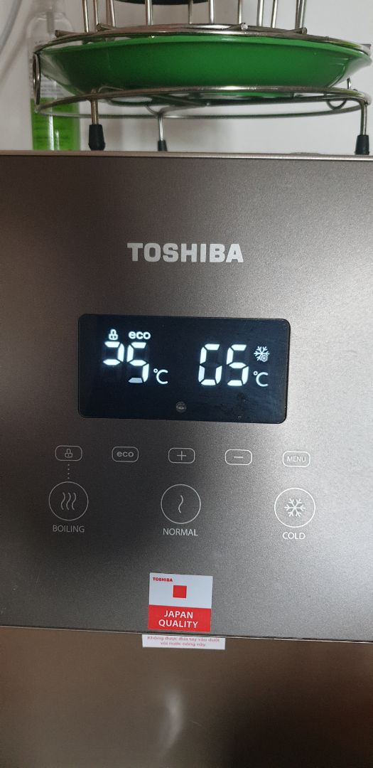 Bảng mạch điện tử để hiển thị nhiệt độ quá tệ, mất vạch suốt. Đã bảo hành 1 lần nhưng vẫn như cũ. Đính kèm là hình cả trước và sau khi bảo hành