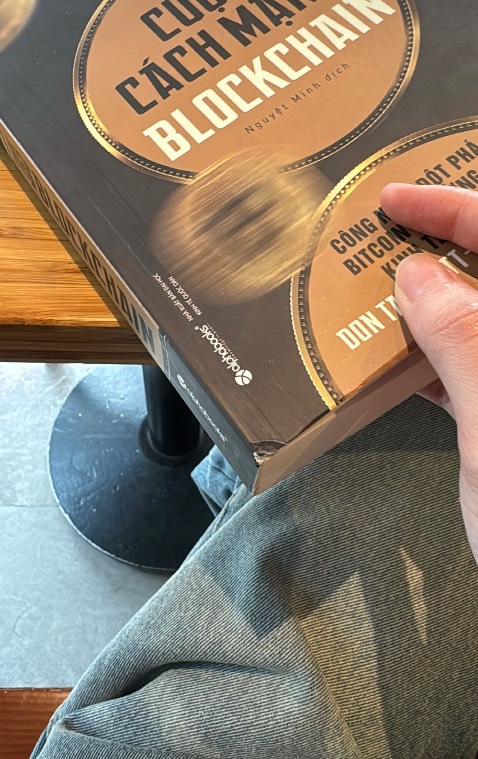 Giao sách rách bìa, với ng yêu sách như vậy ko chấp nhận dc.