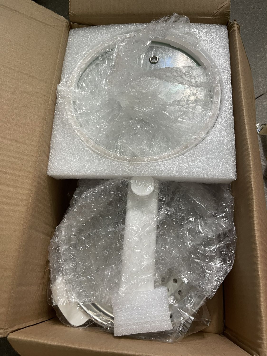 Đã nhận sản phẩm như mô tả. Đã sử dụng và khá tiện lợi, đầu cắm đuôi nồi hơi lỏng. Còn lại xinh xắn và dễ sử dụng. Đóng gói kỹ, giao hàng khá nhanh dù đang dịch.