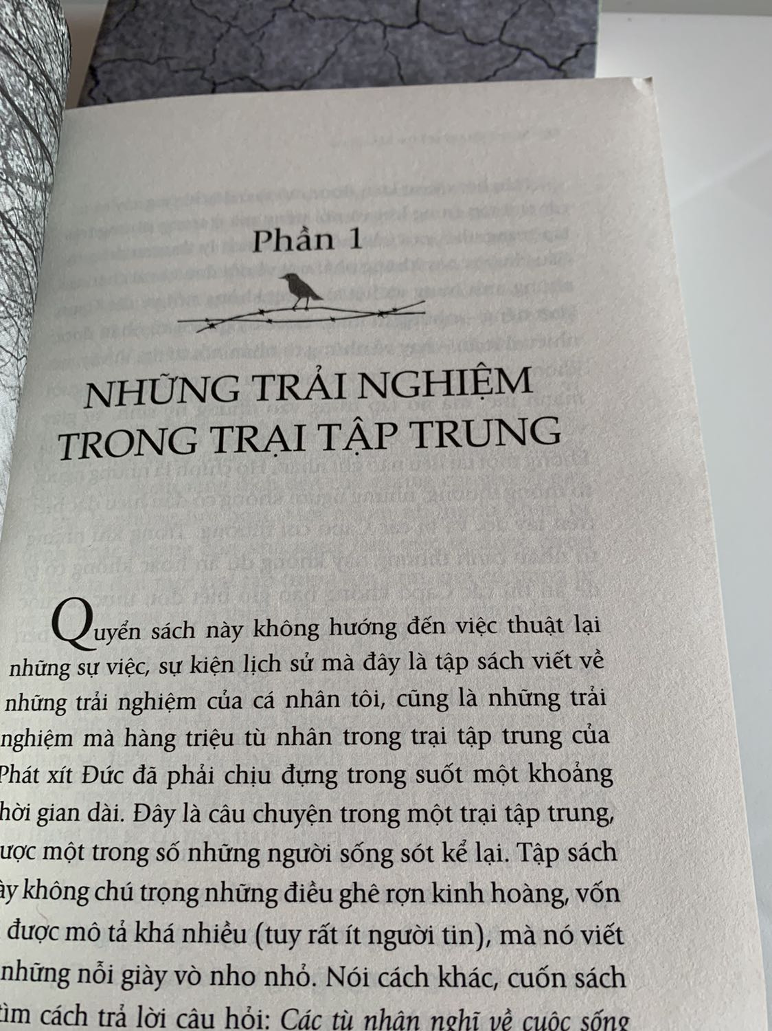 Chất giấy quá tệ, ko khác gì sách lậu, mua 3 quyển của First News 1 lúc mà ko thể chấp nhận chất giấy của cuốn nào, dịch nên giao hàng muộn 1 tuần so với dự kiến cũng ko thông tin đến khách hàng, trong khi mình thanh toán tiền trước, vì dịch nên mình cũng thông cảm nhưng thấy chất giấy của sách thì ko thể chấp nhận được. 1*