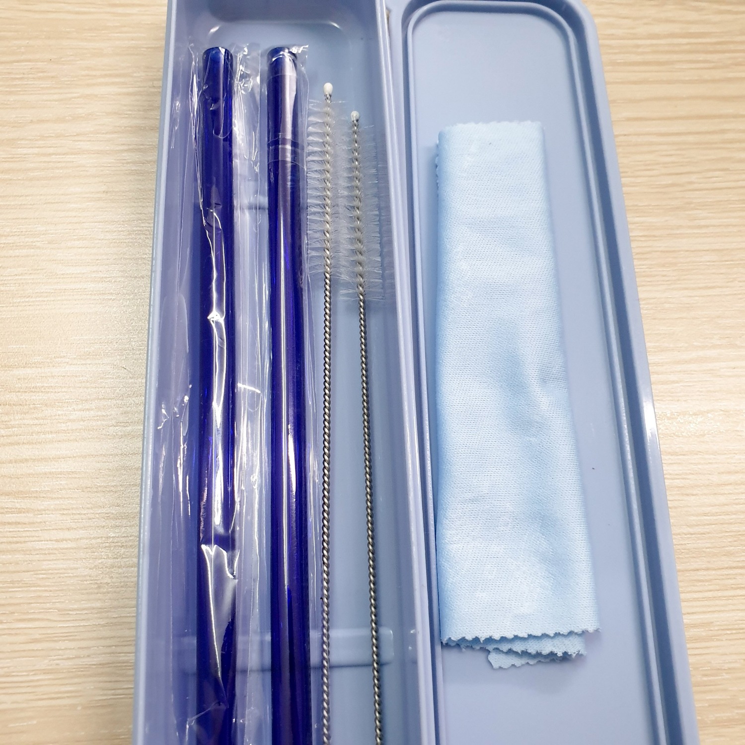 Shipper giao hàng rất nhanh dù chỉ là giao tiêu chuẩn.
Sản phẩm thì khỏi phải nói, rất ưng ý, gói hàng kỹ, không bị trầy xước gì hết.
Một bộ đầy đủ đồ như ghi chú: hộp, khăn, 2 ống, 2 cọ.