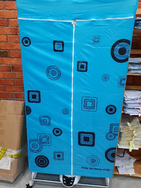 Tủ dễ tháo lắp, chắc chắn. Lần đầu mình sấy nhiều đồ, nên sấy 3 tiếng sau vẫn chưa khô. Lần sau mình để ít đồ lại, sấy 1 tiếng rưỡi là khô hết, không còn mùi. Mỗi lần sấy được 14 đến 20 cái, tùy kích cỡ của áo quần. Cái điều khiển từ xa không dùng được, nhưng mình cũng không cần dùng, nên vẫn để 5*