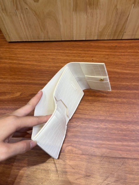 Thích mà bị phân vân thì nên mua giá hạt dẻ mà ví siêu siêu đáng yêu luôn í kiểu dùng thoải mái mà ai cũng khen đẹp da mềm đẹp hết sức xinh dã mang nha