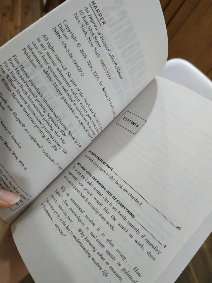 Sách nhỏ hơn mình nghĩ, kích cỡ ngang 1 quyển truyện tranh thôi. Giấy xám nhờ và chữ nhỏ nhưng mình chấp nhận được. Đóng gói cẩn thận, sạch sẽ. Giao hàng mất 4 ngày.