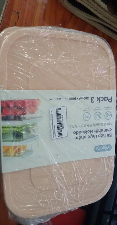 giao hàng chất lượng. hộp dùng thích, chất nhựa đẹp và mịn. không thấy có mùi khó chịu. bộ hộp có 3 kich thước dễ dàng để đồ ăn. bảo quản thực phẩm tiện lợi. nắp nhựa chắc chắn, không giò nước ra ngoài sạch sẽ. châts nhựa đẹp mình để ở tủ đông lâu ngày cũng k thấy bị nứt như những hộp nhựa trước đây đã từng mua. shop đóng gópi cẩn thận. tiki giao hàng nhanh, cảm ơn shop, cảm ơn tiki. sẽ ủng hộh shop trong những sản phẩm tương tự. chúc shop và tiki buôn may bán đắt