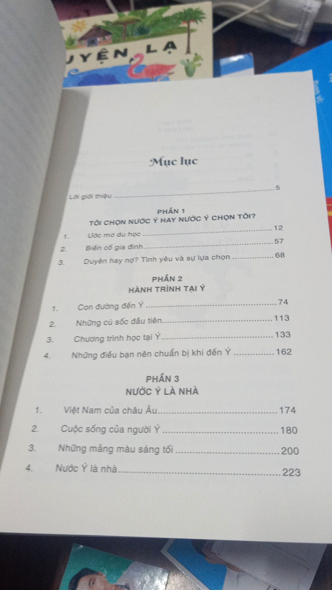 Mình biết đến tựa sách này lâu rồi. Lần lữa mãi sau đấy biết đến chị tác giả tham gia show truyền hình Vợ Chồng Son, lại lật đật kiếm xem và thấy 2 vợ chồng đáng yêu quá nên quyết định hốt luonn cùng với mấy quyển khác. Gu đọc sách của mình đều là những cuốn trải nghiệm cuộc sống ở nước ngoài nên đối với mình Italy Đi Rồi Sẽ Đến rất đáng để đọc luon nha.