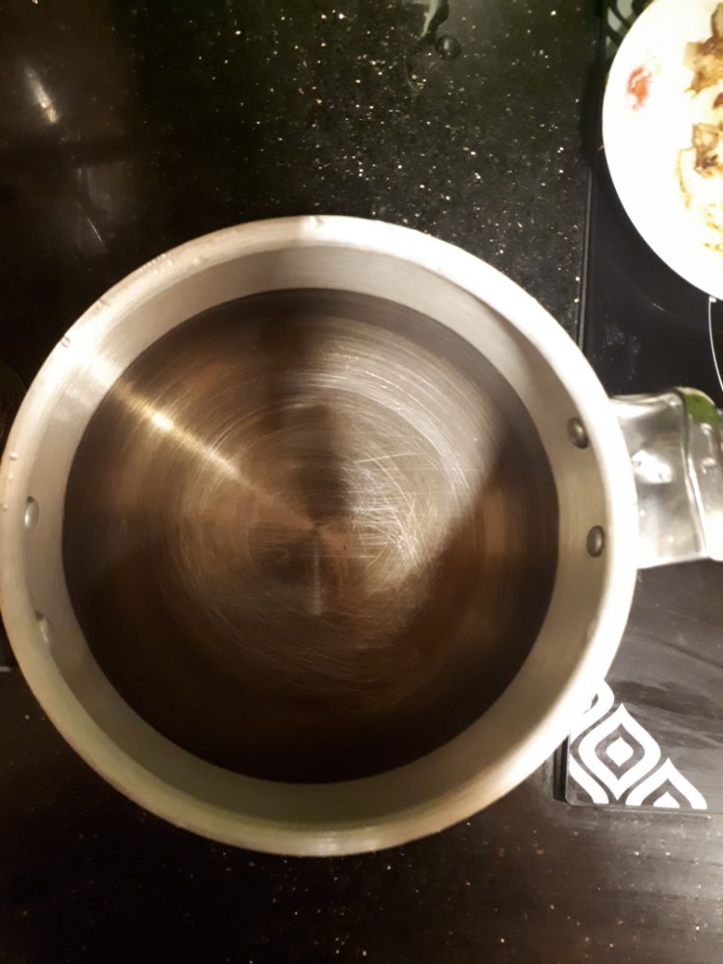 mình muốn đổi sản phẩm. mua về mình có cho nước vào đun thử. sau khi đun xong, để nguội mở ra thì thấy nồi 1 nửa trắng, nửa đen thế này( đánh bằng xà phòng cũng không sạch). Phần đen là phần mình cho nước tới đó. thực sự rất lo lắng không biết khi sử dụng có ảnh hưởng gì đến sức khỏe khồng