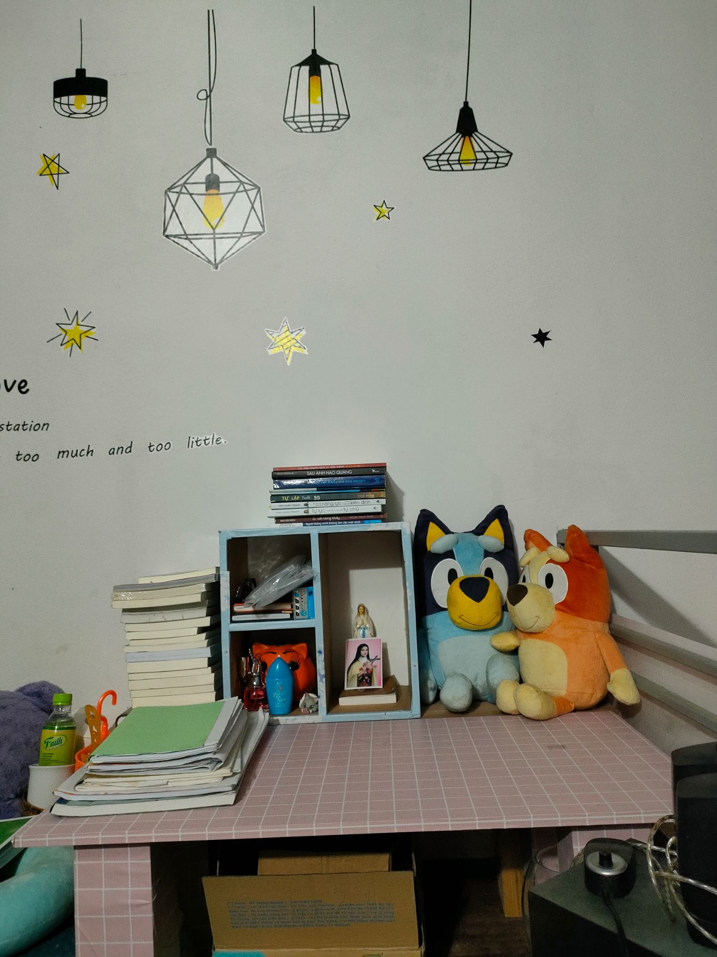 mới đầu đọc thì mình thấy cuốn sách khá nhẹ nhàng. càng đọc càng bị cuốn theo dòng kể của tác giả, lối văn phong nhẹ nhàng, lôi cuốn và đầy triết lý sống.
những tưởng tác giả chỉ quan tâm tới Phật Giáo nhưng những trang sau tác giả đề cập tới những câu kinh thánh, Thánh Vịnh khiến mình rất ngỡ ngàng . bản thân mình là người Công Giáo mà nhiều khi mình quên mất sự hiện diện của Chúa bên đời. cảm ơn tác giả với những ngôn từ nhẹ nhàng, những câu chuyện khiến mỗi người cần suy nghĩ về NHÀ. và cả vấn đề bình đẳng giới tính mà xã hội hiện nay đang cần được bảo vệ những người trong cộng đồng LGBT .
" ngày mà chúng ta nhận ra chúng ta được quyền làm chủ cuộc đời mình, với những cảm xúc vui buồn của mình... không dựa dẫm vào ai cả, không đổ thừa ai cả... là ngày chúng ta trở về nhà !"