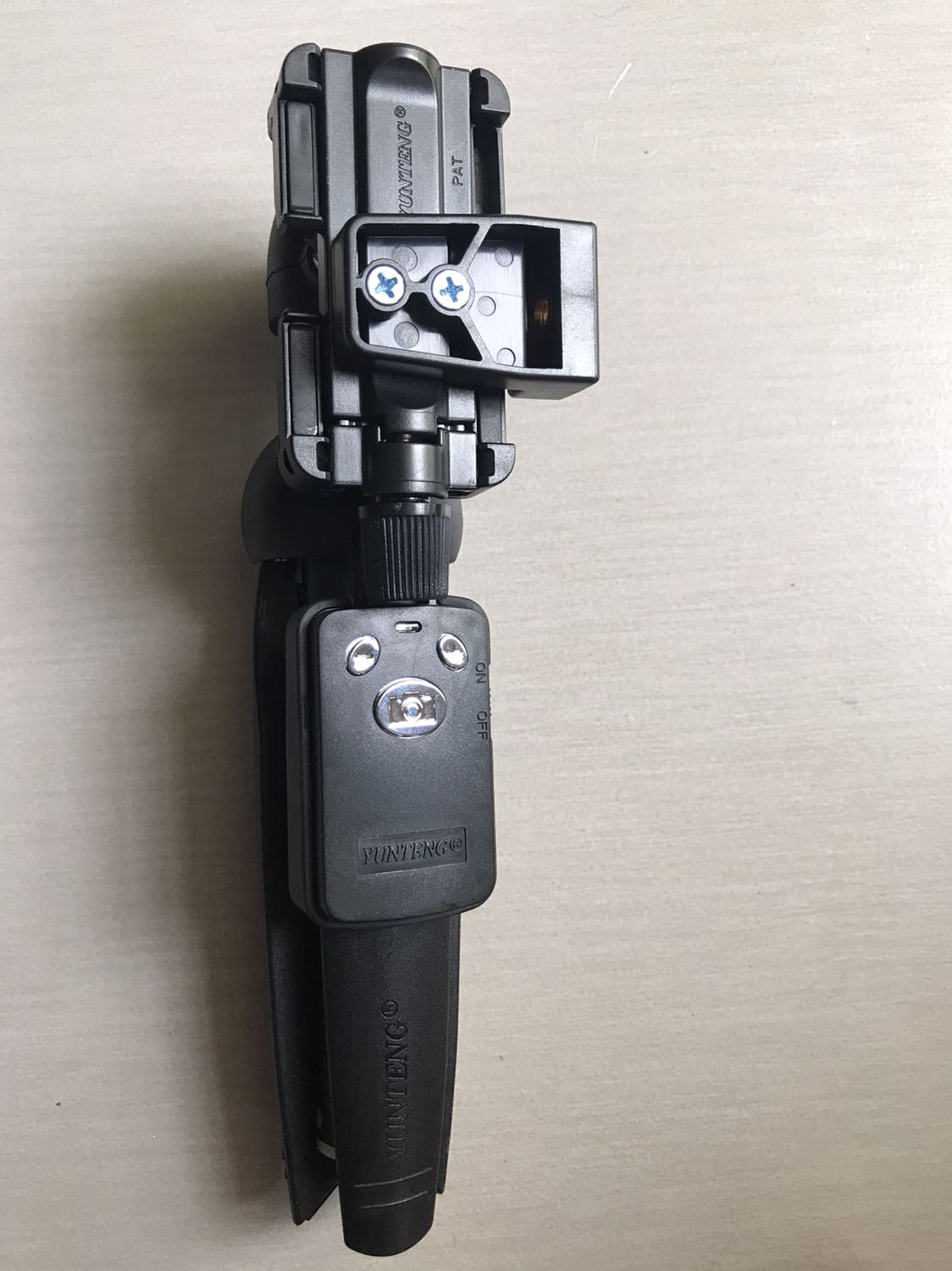 Hơi ngắn 1 chút so với mong đợi nhưng hàng cầm rất chắc tay, chi tiết hoàn thiện tốt so với mức giá. Remote nhạy, kết nối bluetooth nhanh. Có điều remote giao cho mình dùng 2 pin 3v, không phải pin sạc như trên quảng cáo.