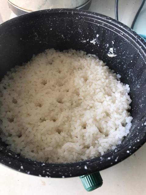 Đóng gói chắc chắn , giao hàng cũng nhanh. Sản phẩm trông cũng ok. Nhưng phích cắm 3 chân , nhà mình phải mua thêm ổ cắm nối nữa. mỗi cái đó là hơi phiền thôi
Hàng nhẹ, mới, nóng nhanh, nước sôi trong 5 phút, giá cả hợp lý, giao hàng đóng gói ok, thank shop nhiều nhé. cho 5 sao cho sản phẩm này!! Hàng dùng 1 người khá tốt, tiện lợi nhanh chóng. tôi sẽ còn ủng hộ.