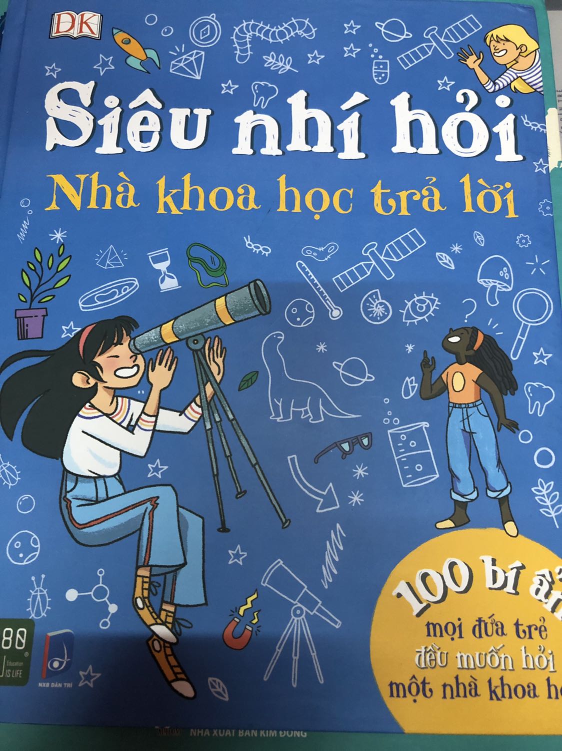 Khâu đóng gói hơi sơ sài nên sách bị móp nhẹ ở góc. Vẫn cho 5⭐️ vì nhân viên giao hàng lịch sự.
Sách trình bày đẹp, rõ ràng, chữ dễ nhìn, hình ảnh tươi sáng. Nội dung khá hay. Phù hợp cho cả trẻ em và người lớn vì mình tin rằng có một số nội dung trong quyển này ngay cả người lớn còn chưa biết.